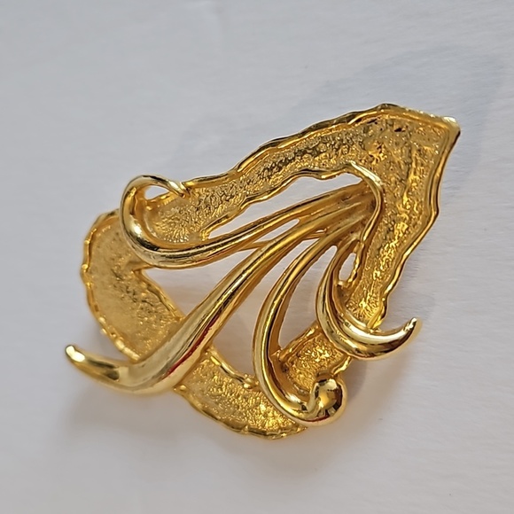 Goldtone Leaf Abstract Large Size Brooch - Picture 1 of 5